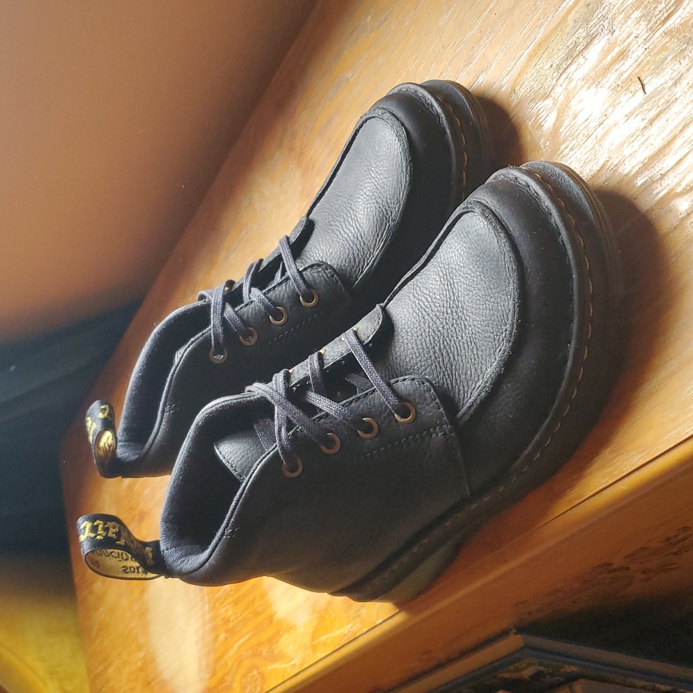 Doc Martens Men's 7 Women's 8 Austin Black Leather Chukka style Boot